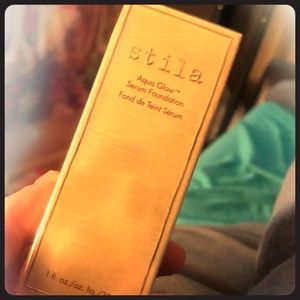 Stila foundation new aqua glow dark